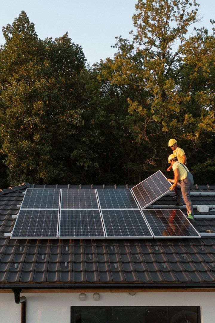Painéis solares em telhado residencial