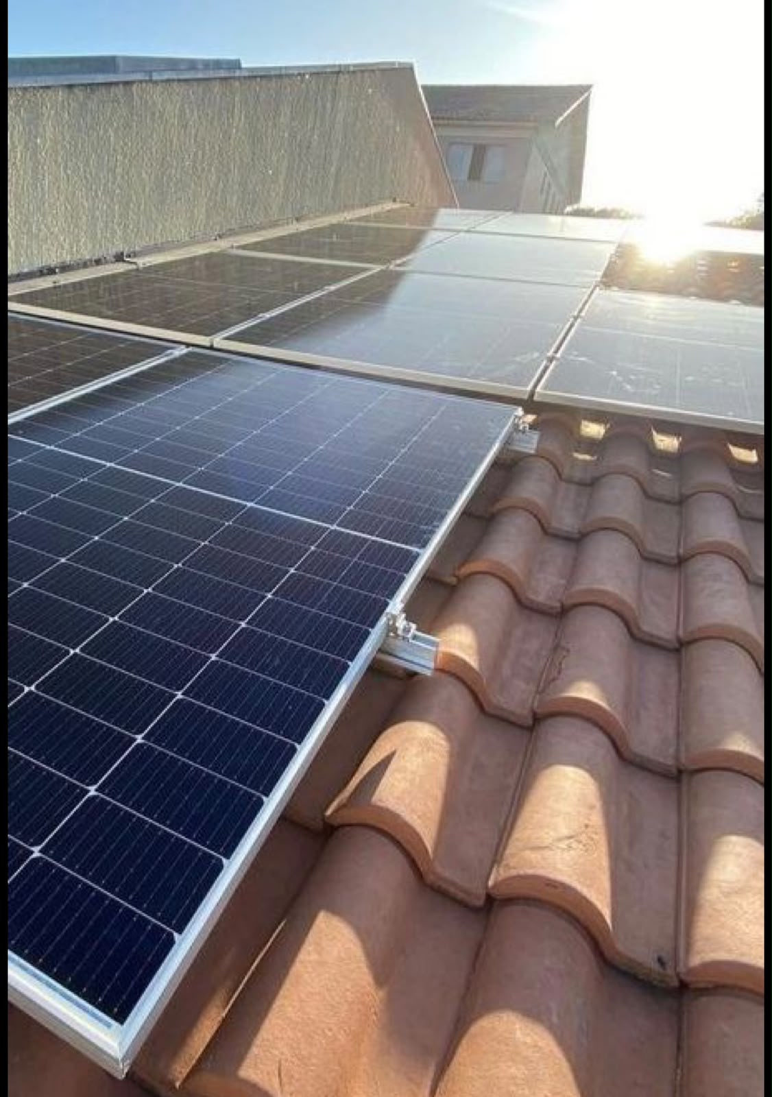 Detalhe de painéis solares montados em telhado de telha