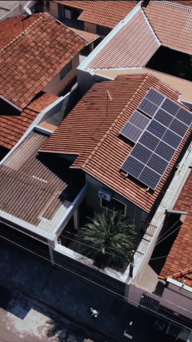 Vista aérea de moradia com painéis solares no telhado