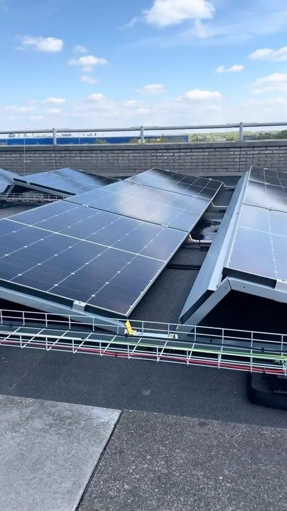 Sistema solar instalado em telhado plano comercial