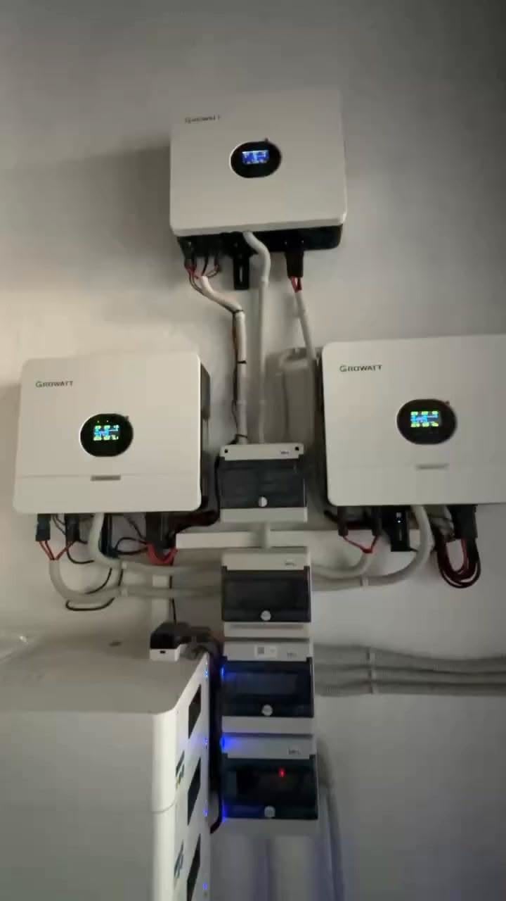 Inversores e baterias de lítio instalados em quadro elétrico