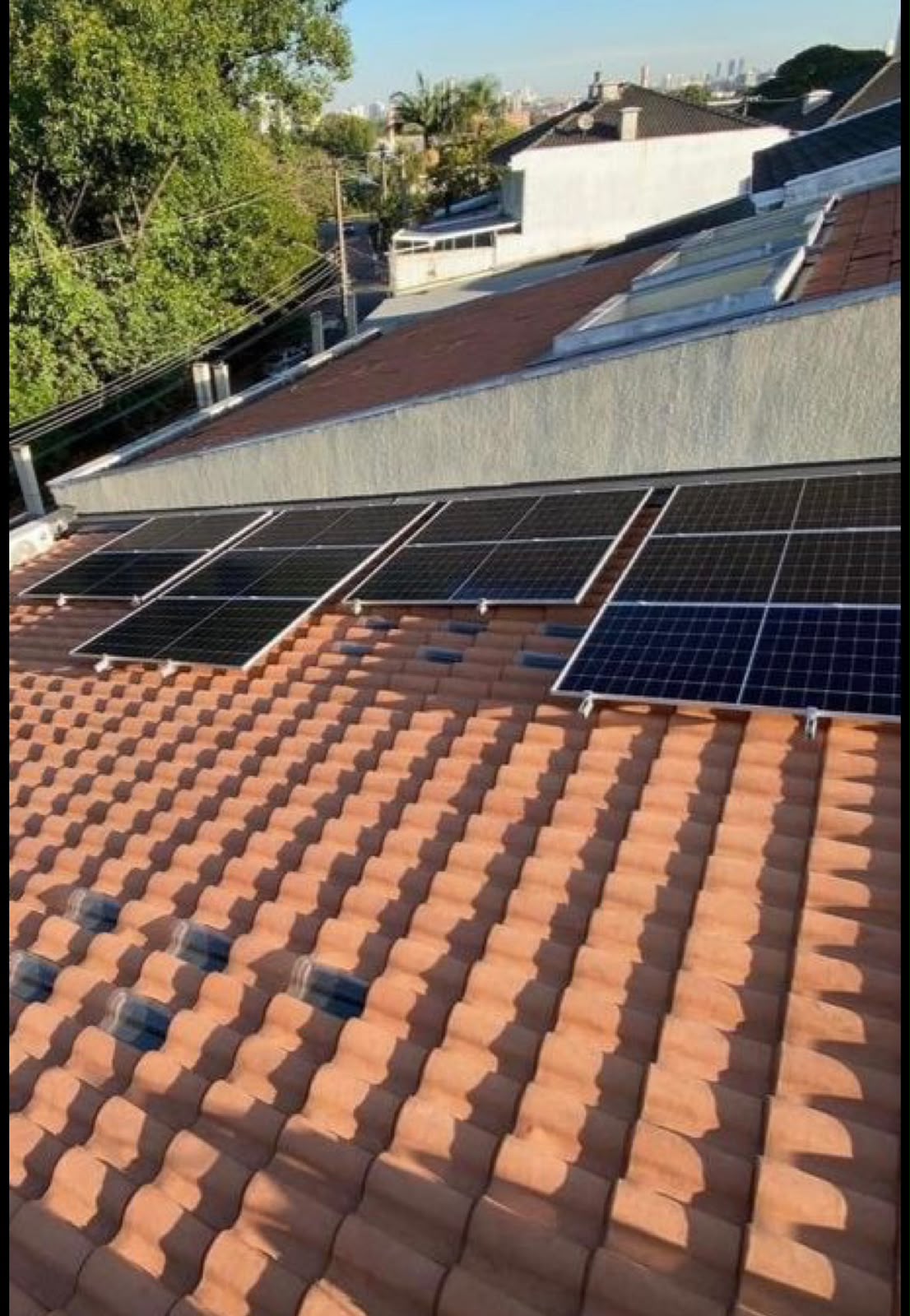 Painéis solares instalados em telhado de telha cerâmica